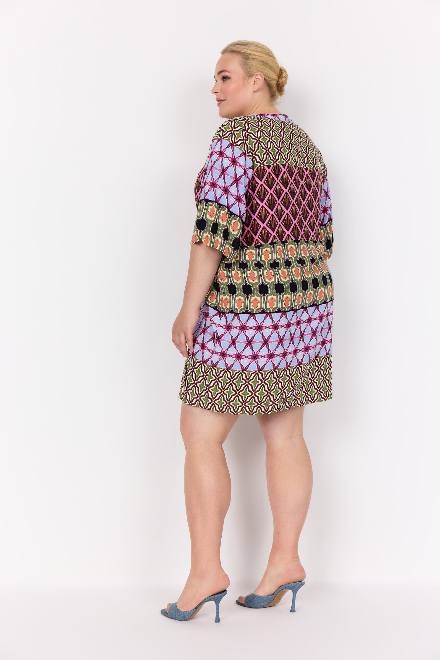 model fra siden med kortærmet mønstret kjole i mange farver med v-hals. Wasabi WA-MELIKA 3 Kjole Wild Rose Combi