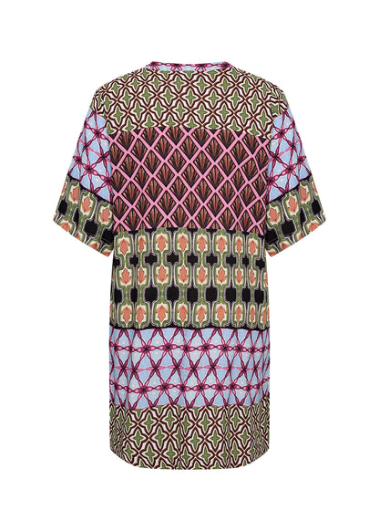 ryggen af kortærmet mønstret kjole i mange farver med v-hals. Wasabi WA-MELIKA 3 Kjole Wild Rose Combi