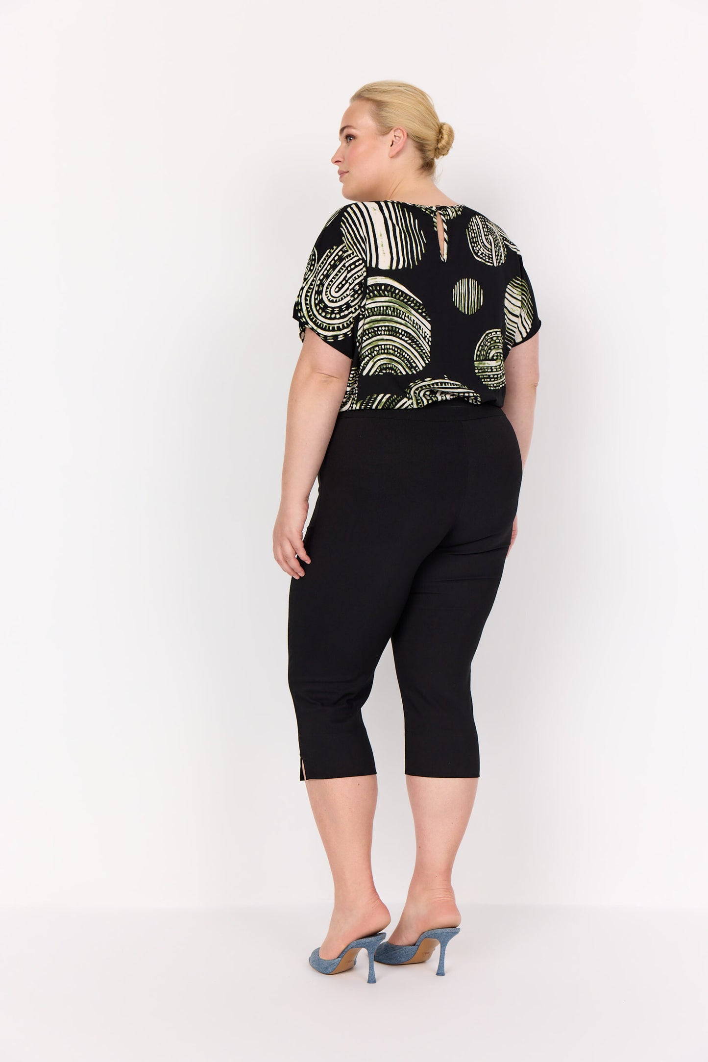 ryggen af model med mønstret t-shirt med korte ærmer og rund hals. Wasabi WA-MEDINE 1 T-shirt Black Combi