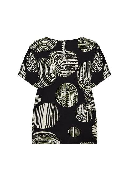 ryggen af mønstret t-shirt med korte ærmer og rund hals. Wasabi WA-MEDINE 1 T-shirt Black Combi