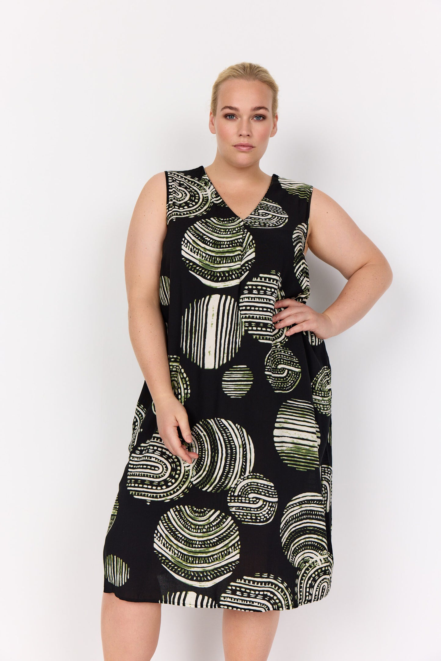 model med mønstret kjole uden ærmer og v-hals. Wasabi WA-MEDINE 3 Kjole Black Combi