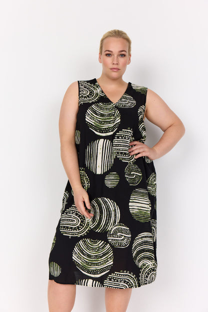 model med mønstret kjole uden ærmer og v-hals. Wasabi WA-MEDINE 3 Kjole Black Combi