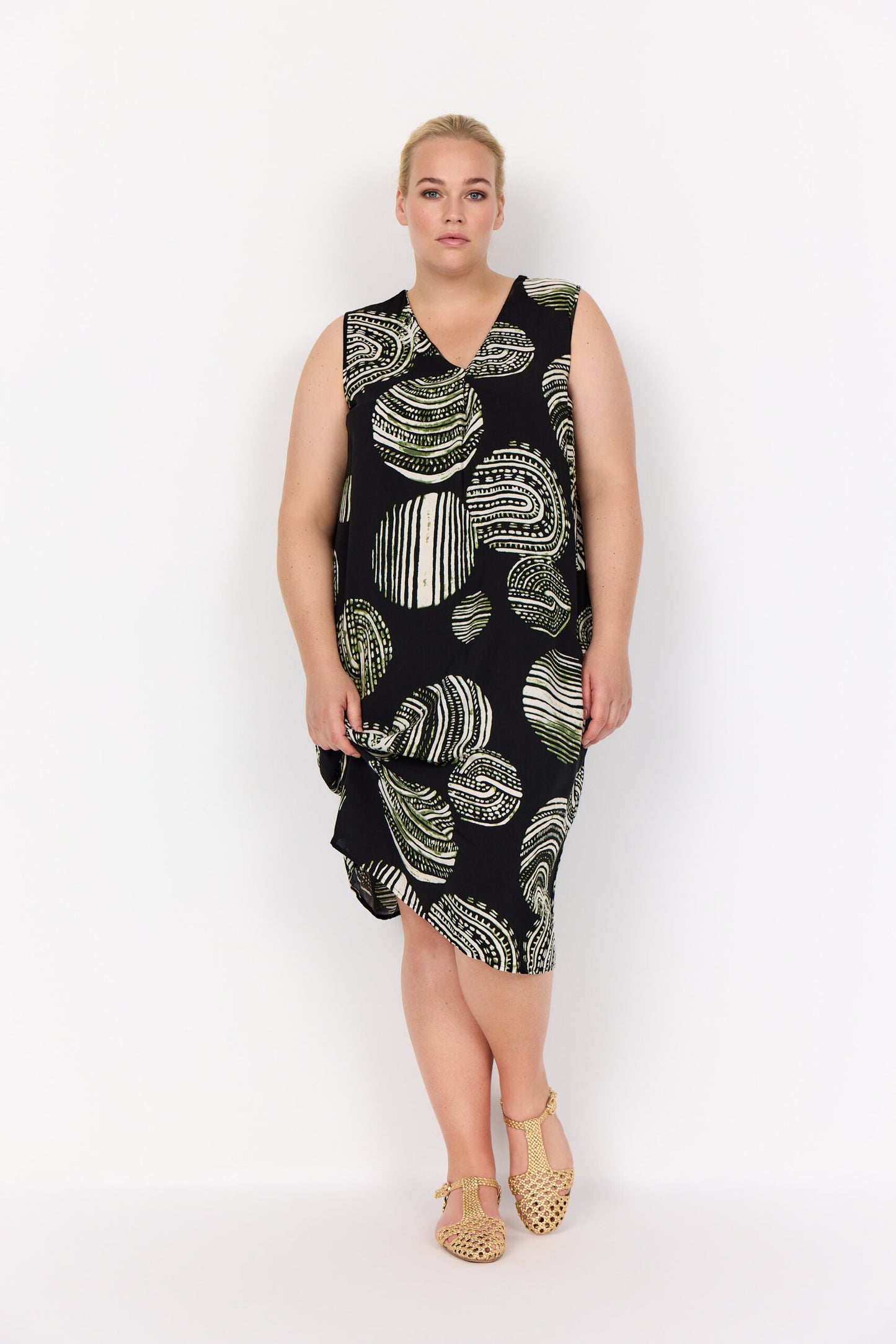 model med mønstret kjole uden ærmer. Wasabi WA-MEDINE 3 Kjole Black Combi