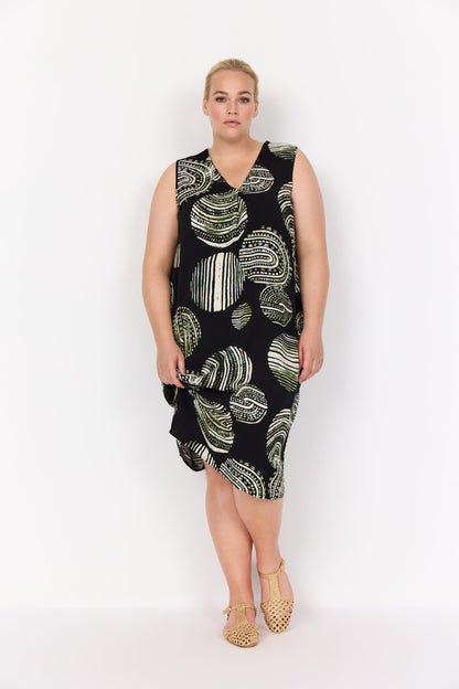 model med mønstret kjole uden ærmer. Wasabi WA-MEDINE 3 Kjole Black Combi