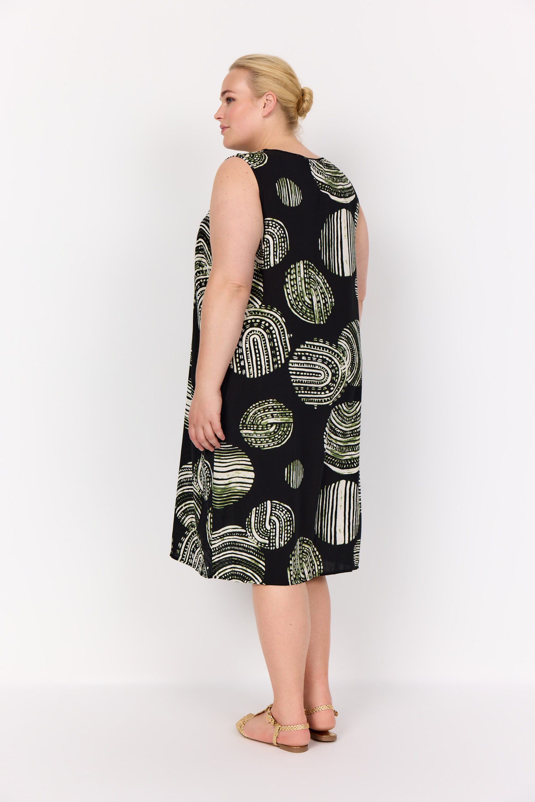 ryggen af model med mønstret kjole uden ærmer. Wasabi WA-MEDINE 3 Kjole Black Combi
