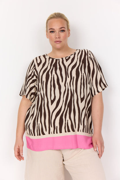 model med kortærmet mønstret t-shirt med zebraprint og en pink kant forneden. Wasabi WA-MANDIE 1 T-shirt Hot Fudge Combi