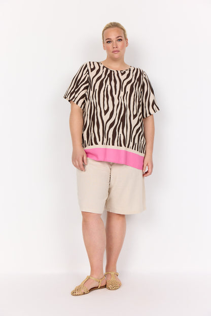model med shorts og kortærmet mønstret t-shirt med zebraprint og en pink kant forneden. Wasabi WA-MANDIE 1 T-shirt Hot Fudge Combi