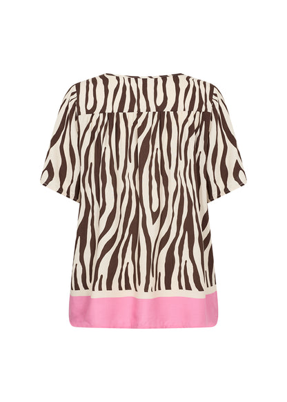 ryggen af kortærmet mønstret t-shirt med zebraprint og en pink kant forneden. Wasabi WA-MANDIE 1 T-shirt Hot Fudge Combi