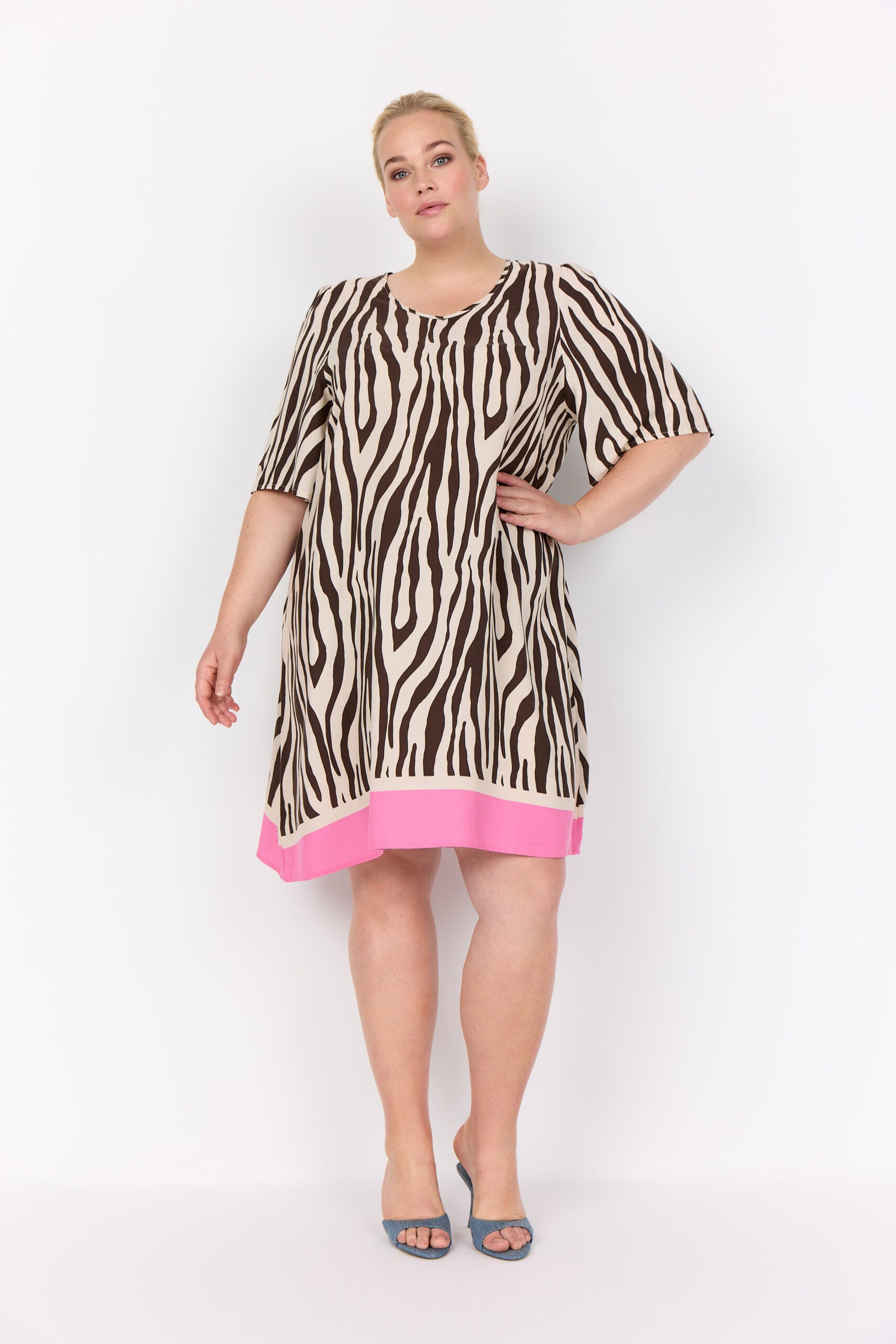 model med kortærmet mønstret kjole med zebraprint og pink bundkant. Wasabi WA-MANDIE 4 Kjole Hot Fudge Combi