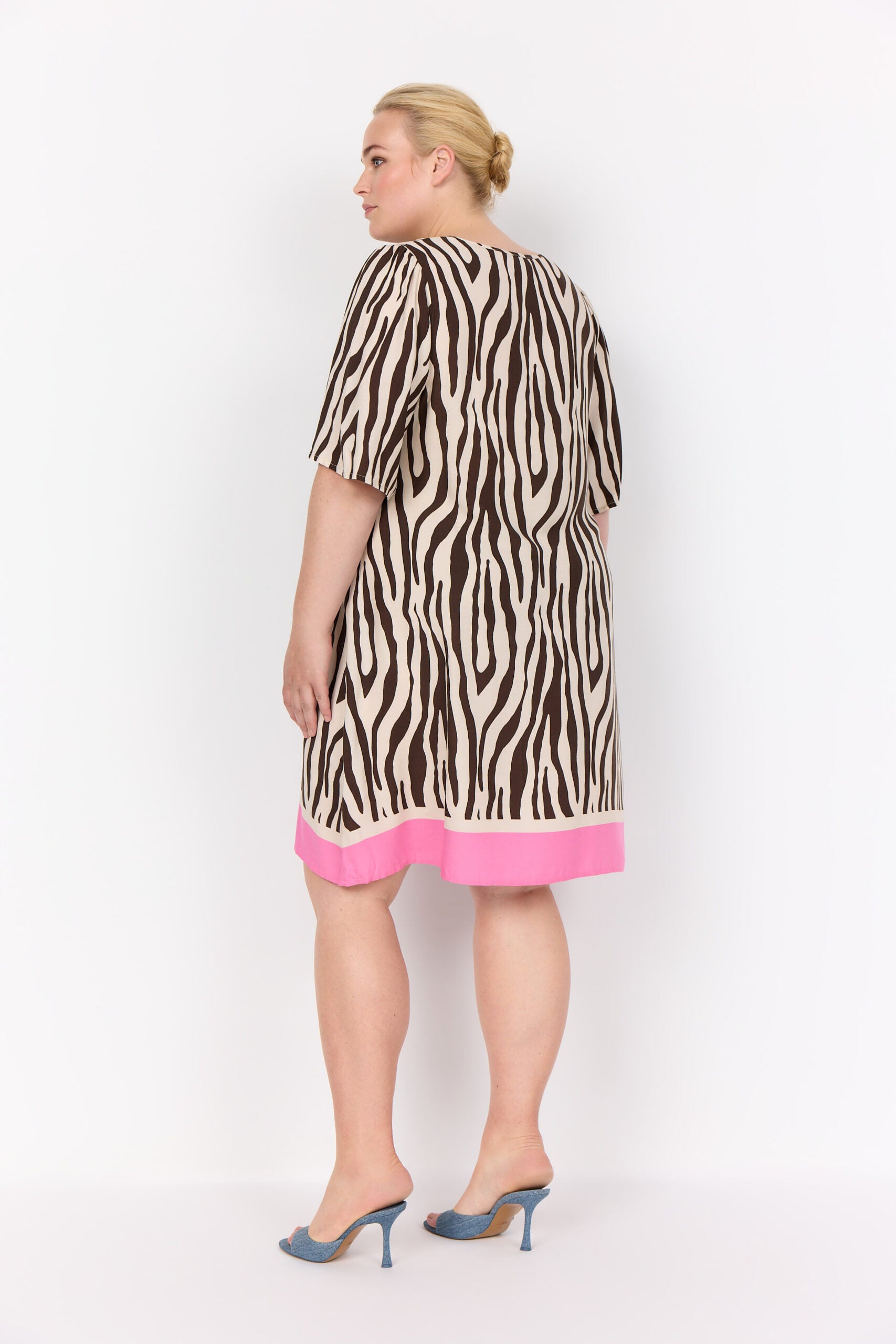 ryggen af model med kortærmet mønstret kjole med zebraprint og pink bundkant. Wasabi WA-MANDIE 4 Kjole Hot Fudge Combi