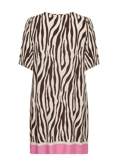 ryggen af kortærmet mønstret kjole med zebraprint og pink bundkant. Wasabi WA-MANDIE 4 Kjole Hot Fudge Combi