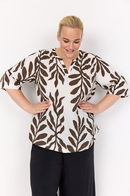 model med mønstret bluse med korte ærmer. Wasabi WA-MARTA 3 Bluse Hot Fudge Combi