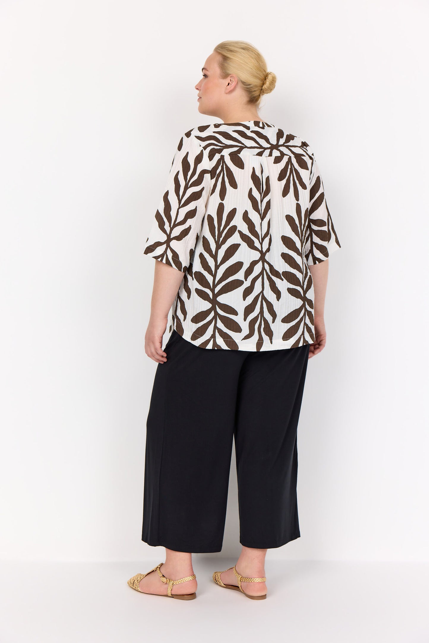 ryggen af model med mønstret bluse med korte ærmer Wasabi WA-MARTA 3 Bluse Hot Fudge Combi