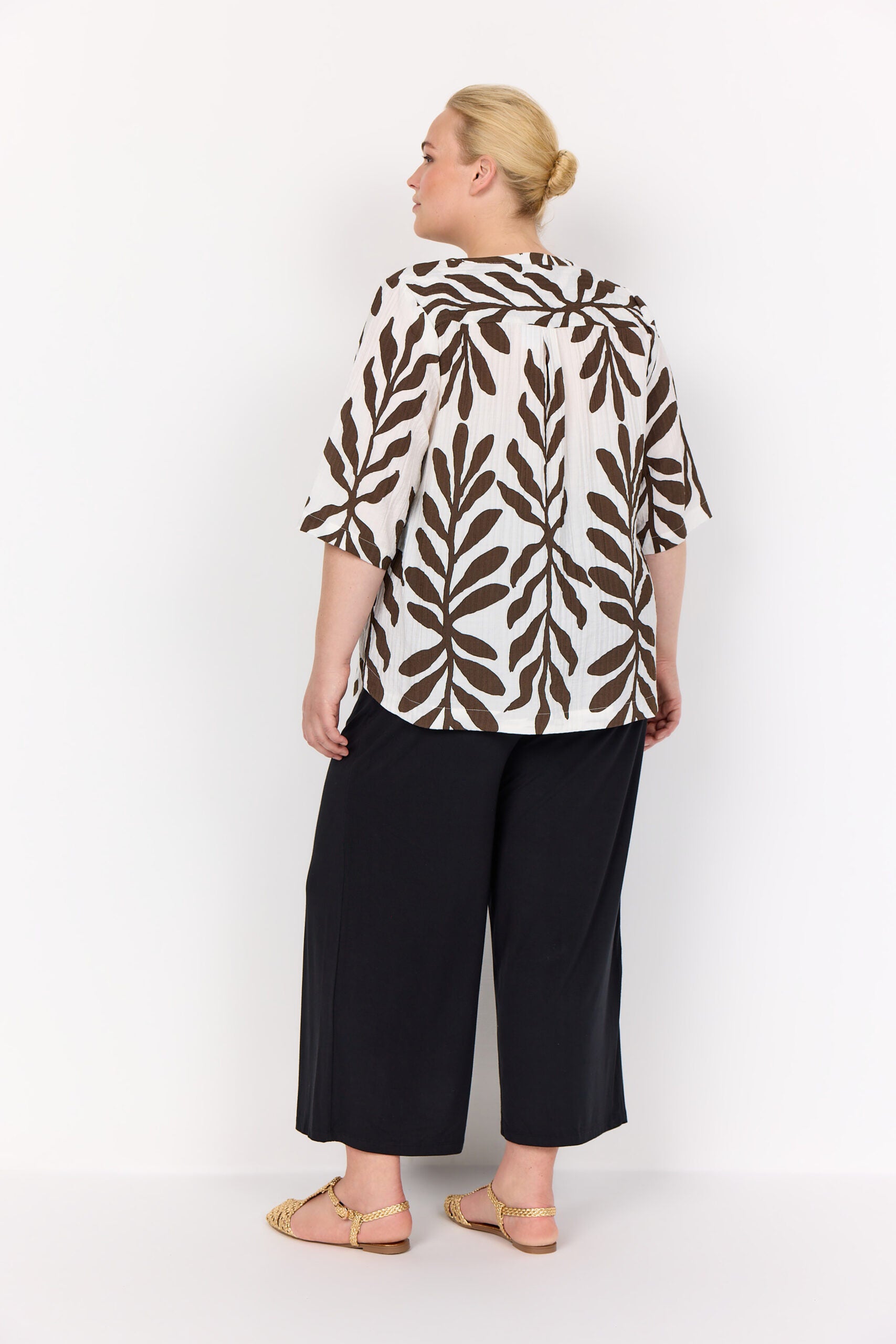 ryggen af model med mønstret bluse med korte ærmer Wasabi WA-MARTA 3 Bluse Hot Fudge Combi