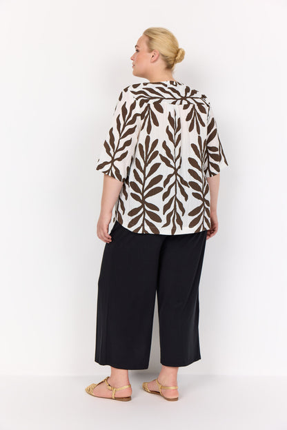 ryggen af model med mønstret bluse med korte ærmer Wasabi WA-MARTA 3 Bluse Hot Fudge Combi