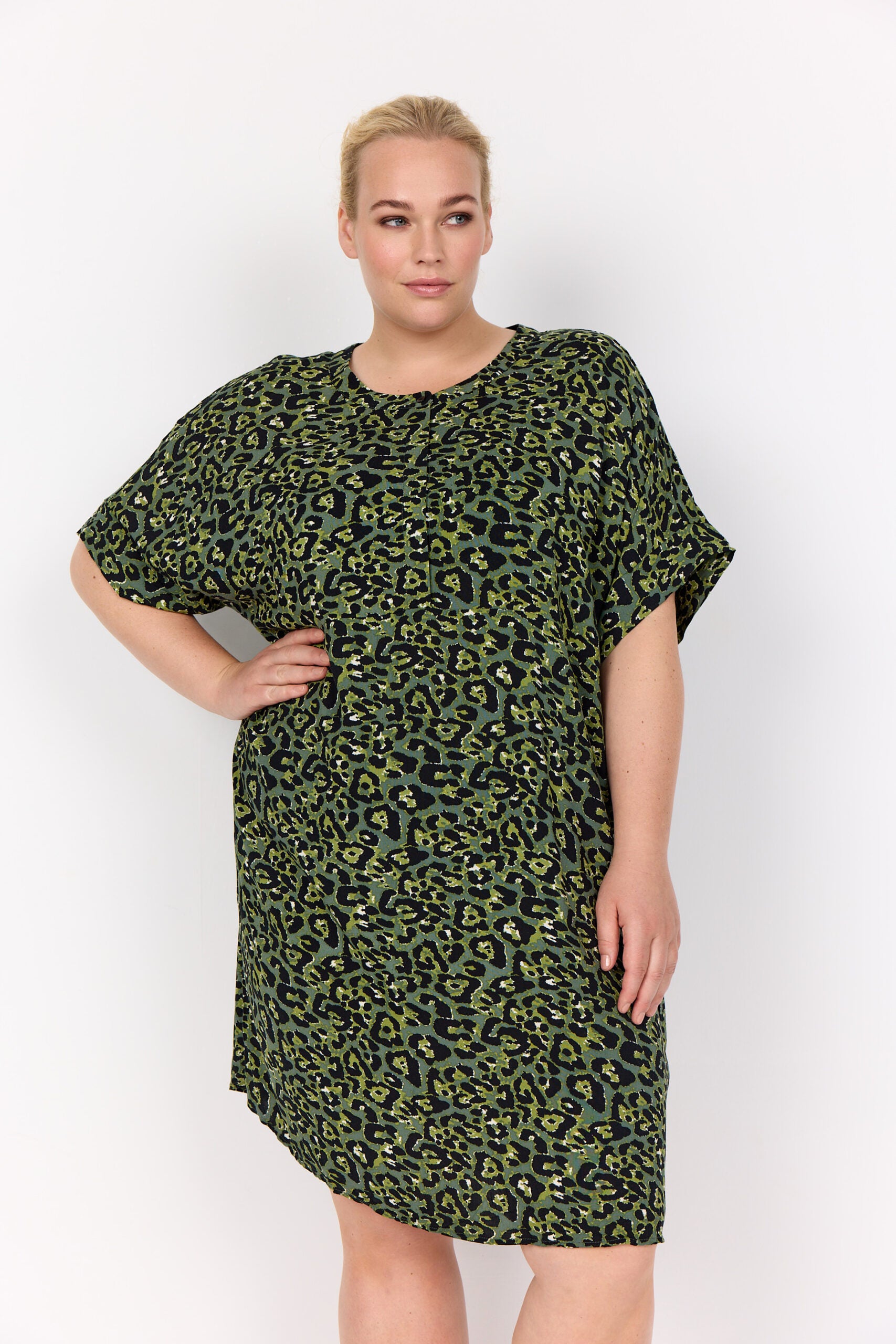 model med afslappet kortærmet grøn kjole med rund hals og leopardmønster. Wasabi WA-MELINA 3 Kjole Thyme Combi