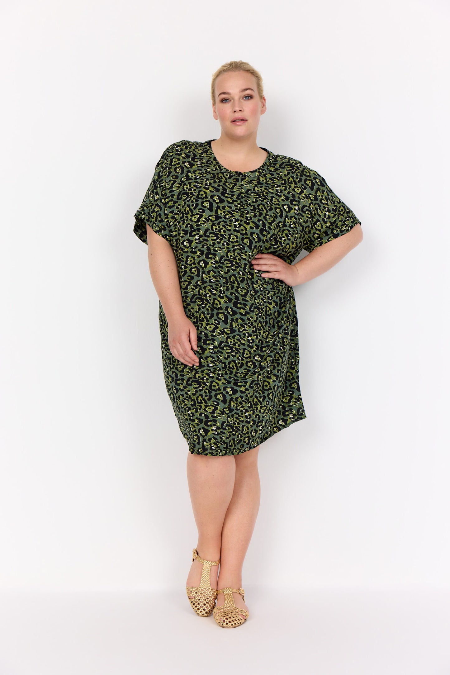 model med kortærmet grøn kjole med rund hals og leopardmønster. Wasabi WA-MELINA 3 Kjole Thyme Combi