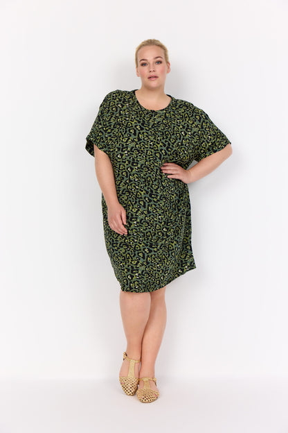 model med kortærmet grøn kjole med rund hals og leopardmønster. Wasabi WA-MELINA 3 Kjole Thyme Combi