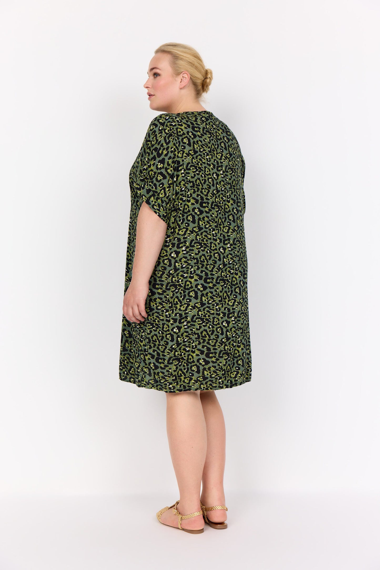 ryggen af model med kortærmet grøn kjole med rund hals og leopardmønster. Wasabi WA-MELINA 3 Kjole Thyme Combi