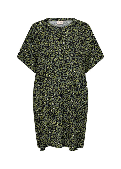kortærmet grøn kjole med rund hals og leopardmønster. Wasabi WA-MELINA 3 Kjole Thyme Combi
