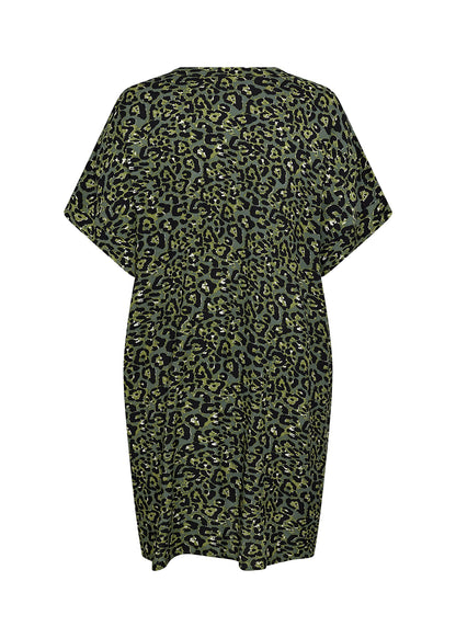 ryggen af kortærmet grøn kjole med rund hals og leopardmønster. Wasabi WA-MELINA 3 Kjole Thyme Combi