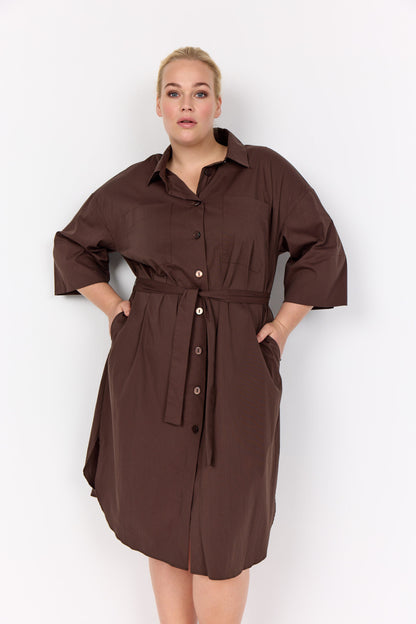 model med brun skjortekjole med bælte i taljen og slids i siderne. Wasabi WA-SAGA 16 Kjole Hot Fudge