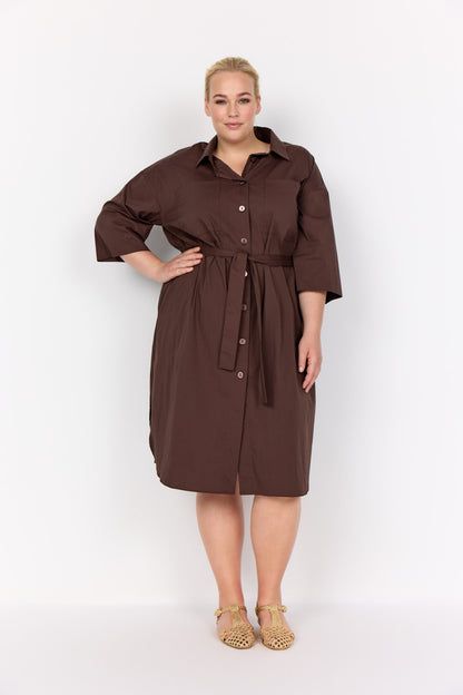 model med brun skjortekjole med bælte i taljen og slids i siderne. Wasabi WA-SAGA 16 Kjole Hot Fudge