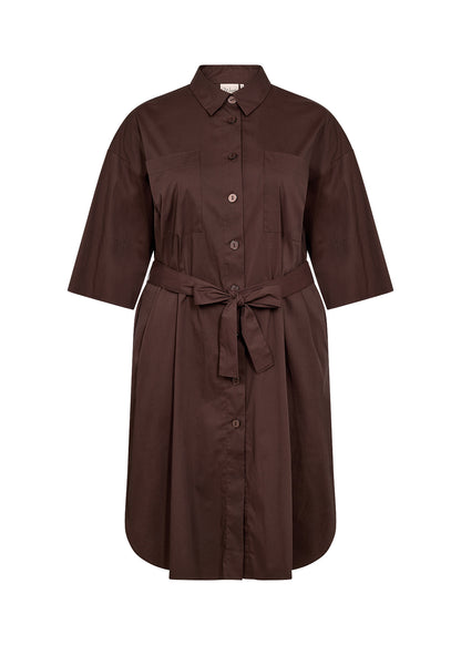 brun skjortekjole med bælte i taljen og slids i siderne. Wasabi WA-SAGA 16 Kjole Hot Fudge