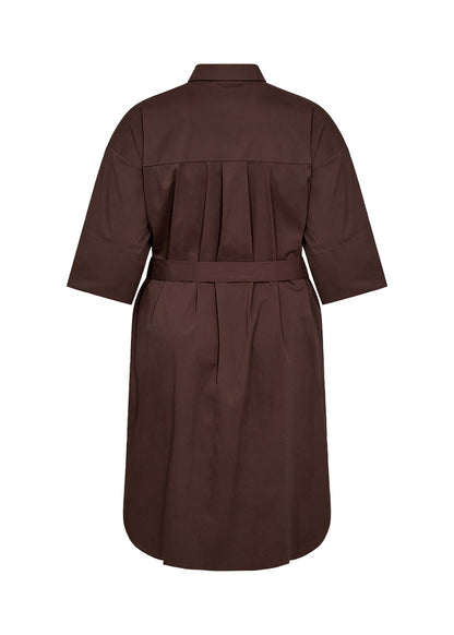 ryggen af brun skjortekjole med bælte i taljen og slids i siderne. Wasabi WA-SAGA 16 Kjole Hot Fudge