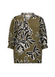 grøn bluse med abstrakt bladmønster i sort og hvid. Wasabi WA-LINNEA 2 Bluse Misty Olive Combi