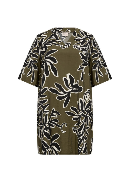 kortærmet grøn tunika med sort og hvid bladprint. Wasabi WA-LINNEA 3 Tunika Misty Olive Combi