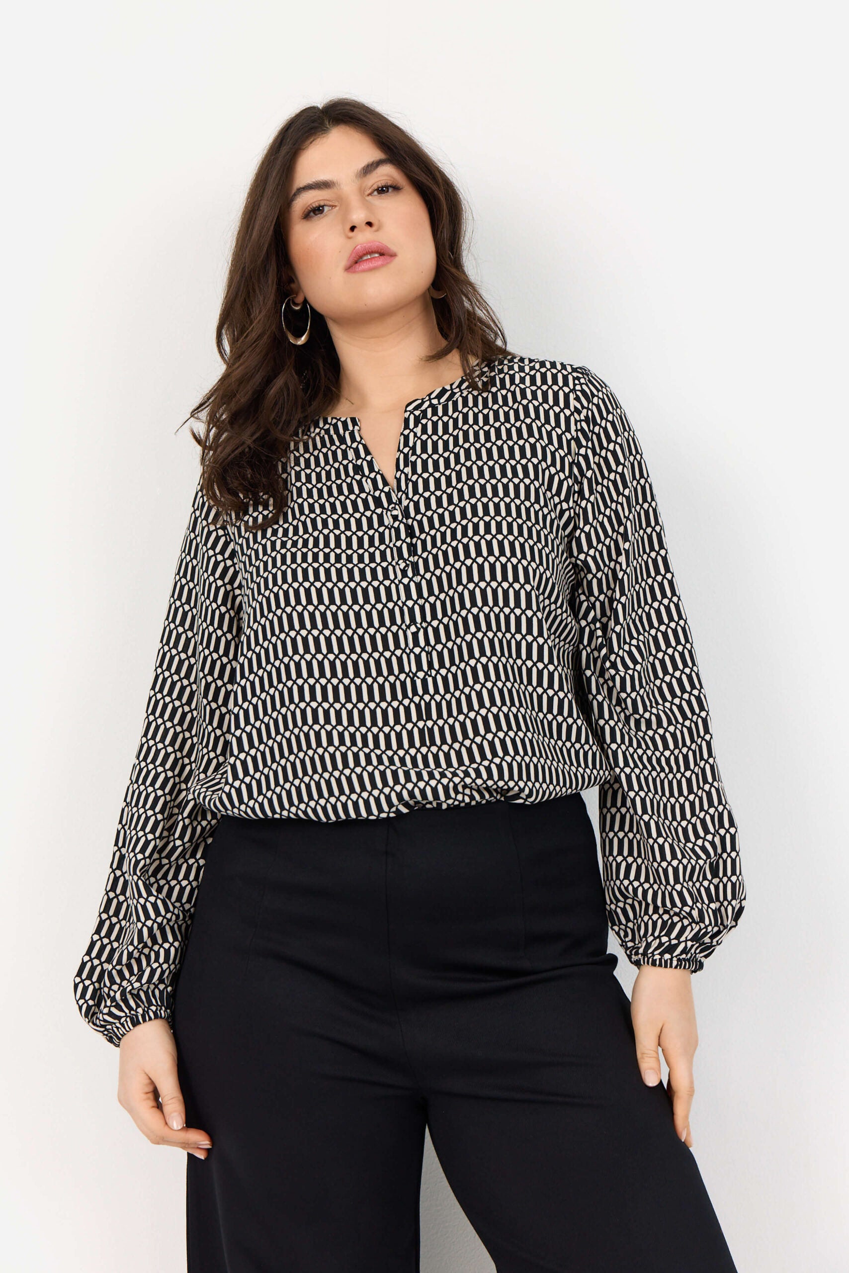 model med mønstret bluse i sort hvid. Wasabi WA-NORA 1 Bluse Black Combi