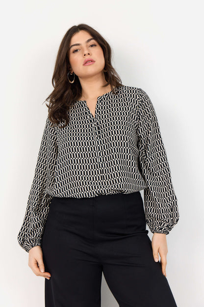 model med mønstret bluse i sort hvid. Wasabi WA-NORA 1 Bluse Black Combi