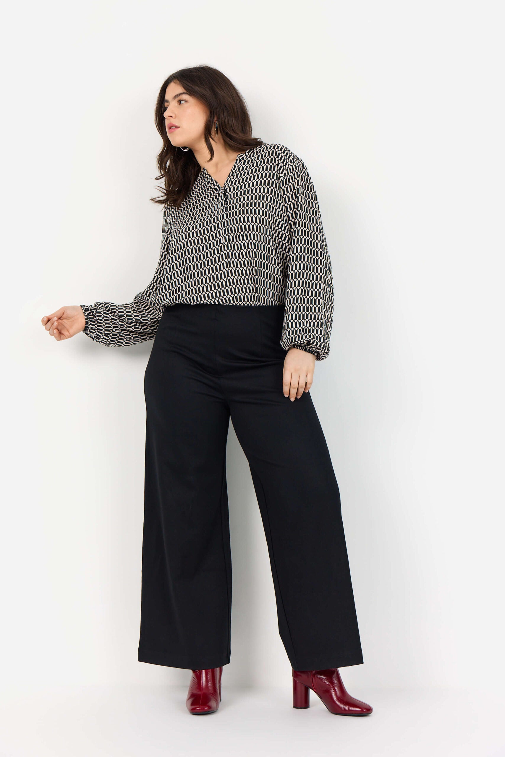 model med sorte bukser og mønstret bluse i sort hvid. Wasabi WA-NORA 1 Bluse Black Combi