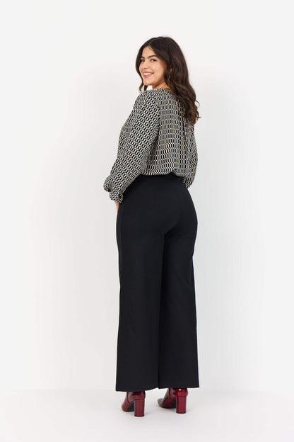 model fra siden med mønstret bluse i sort hvid. Wasabi WA-NORA 1 Bluse Black Combi