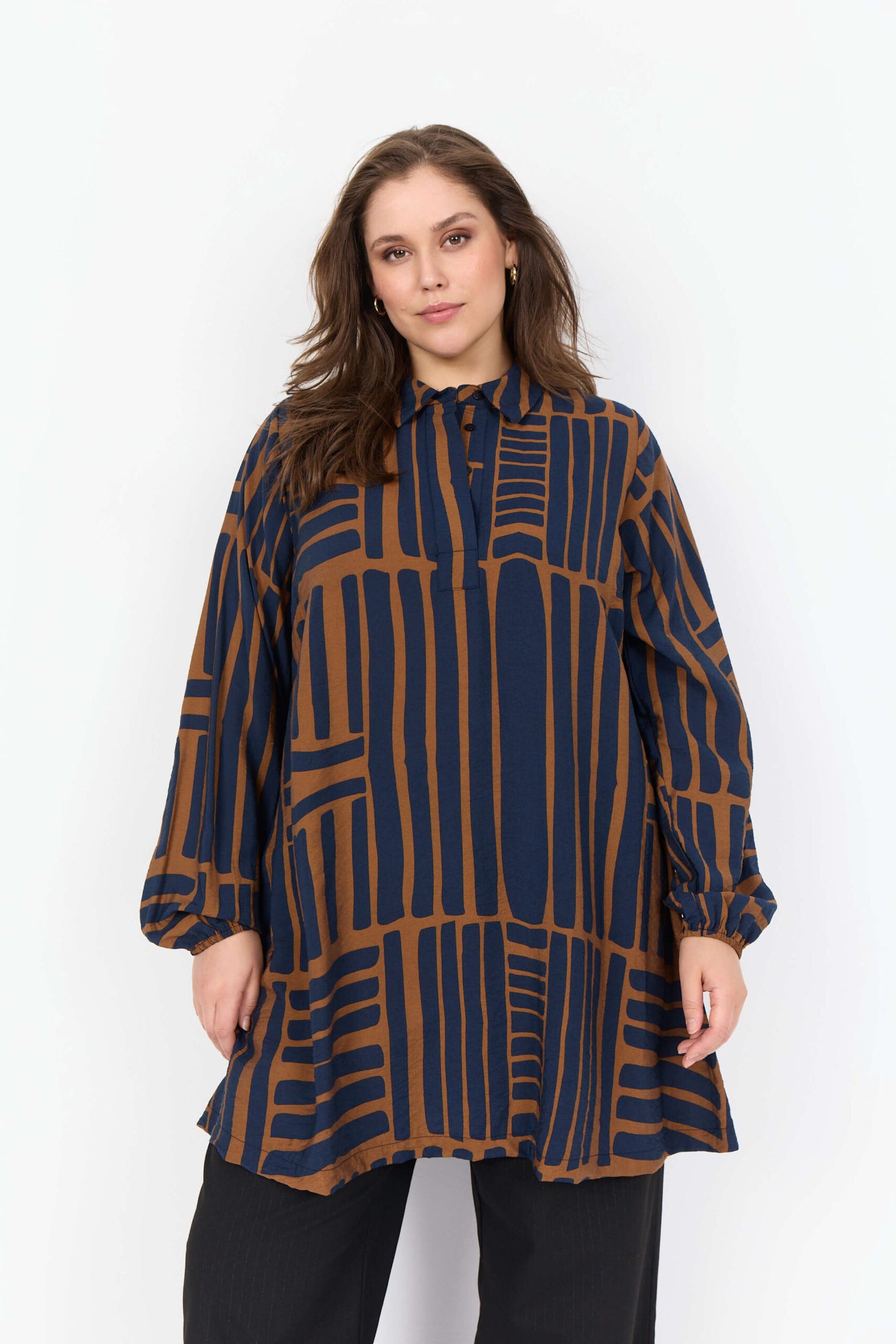 model med mønstret tunika i navy blå og brun. Wasabi WA-SKY 2 Tunika Navy Blazer Combi