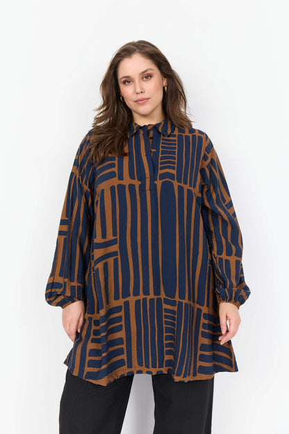 model med mønstret tunika i navy blå og brun. Wasabi WA-SKY 2 Tunika Navy Blazer Combi