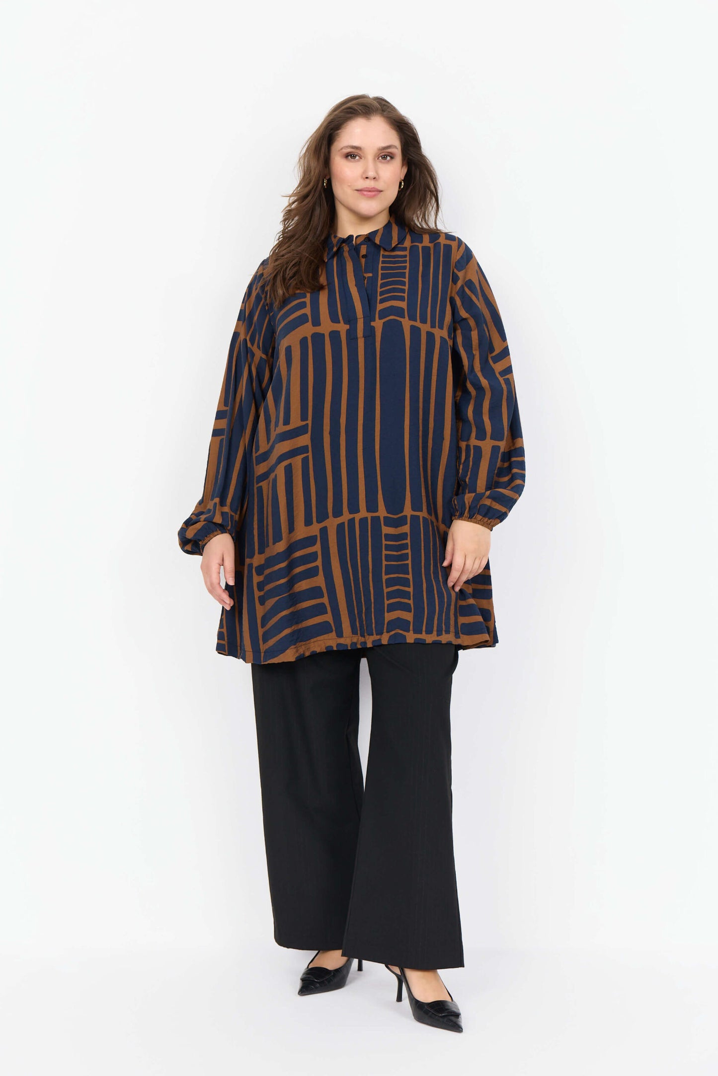 model med sorte bukser og mønstret tunika i navy blå og brun. Wasabi WA-SKY 2 Tunika Navy Blazer Combi