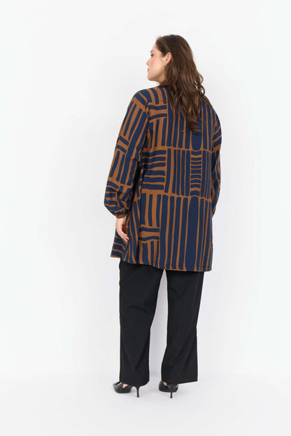 model fra siden med mønstret tunika i navy blå og brun. Wasabi WA-SKY 2 Tunika Navy Blazer Combi