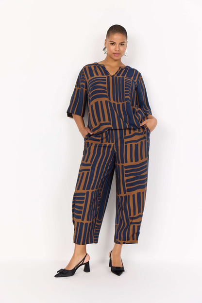 model med bluse og mønstrede bukser i navy blå og brun. Wasabi WA-SKY 3 Bukser Navy Blazer Combi