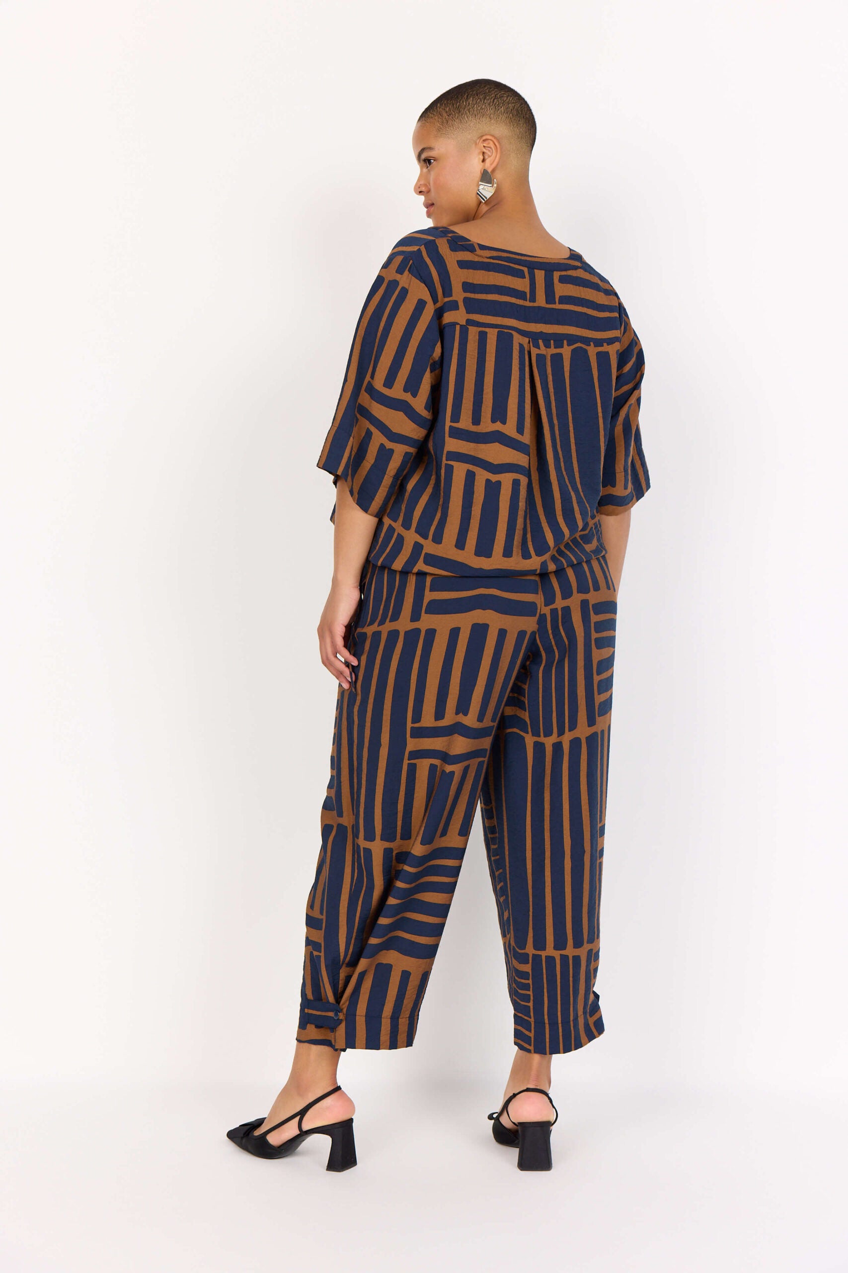 model fra siden mønstrede bukser i navy blå og brun. Wasabi WA-SKY 3 Bukser Navy Blazer Combi