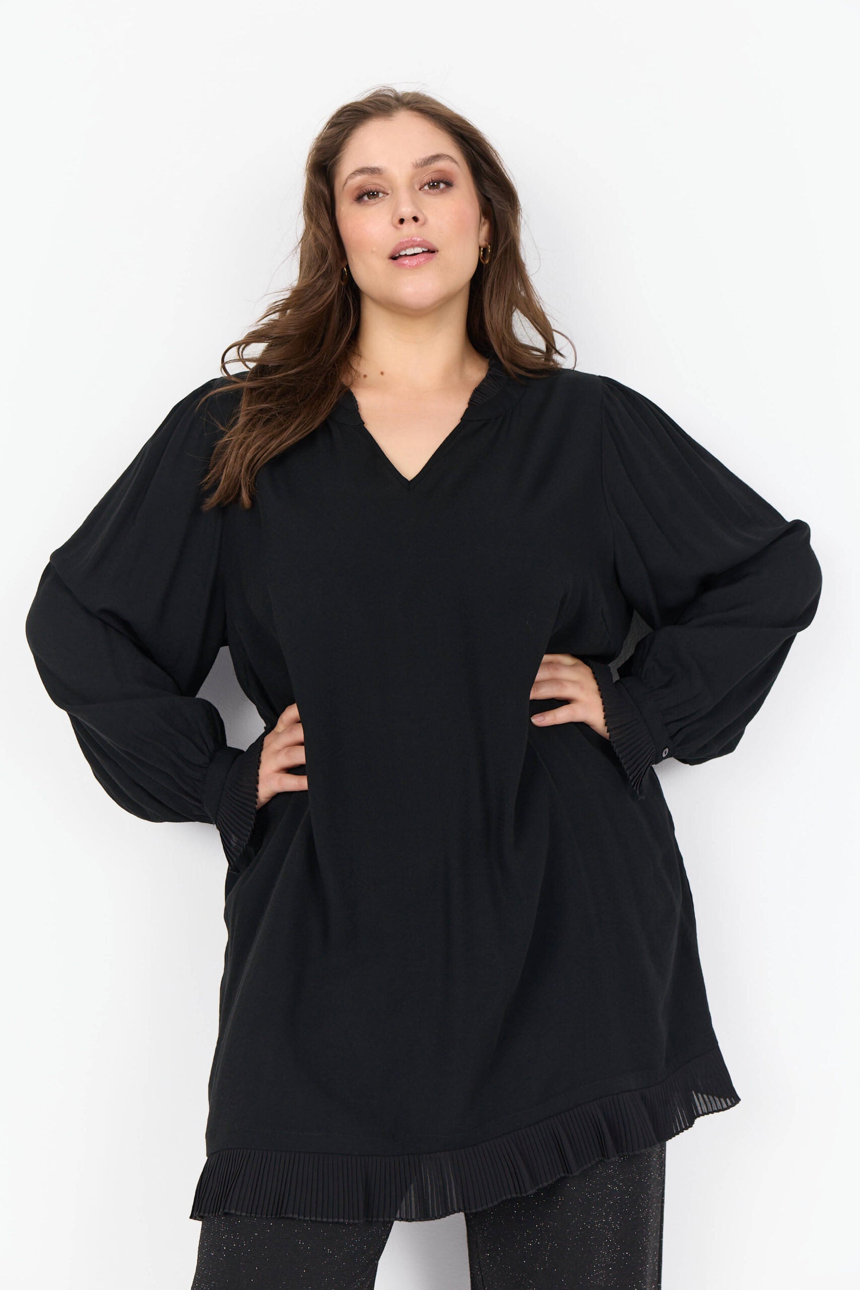 model med sort tunika med flæsedetaljer Wasabi WA-SAFIA 3 Tunika Black