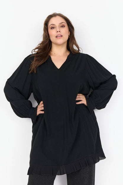 model med sort tunika med flæsedetaljer Wasabi WA-SAFIA 3 Tunika Black