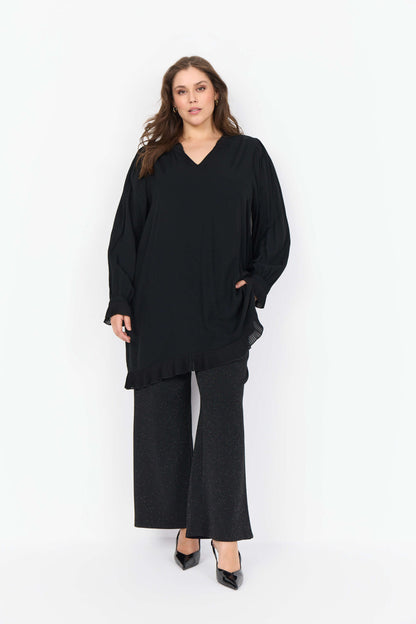 model med bukser og sort tunika med flæsedetaljer Wasabi WA-SAFIA 3 Tunika Black