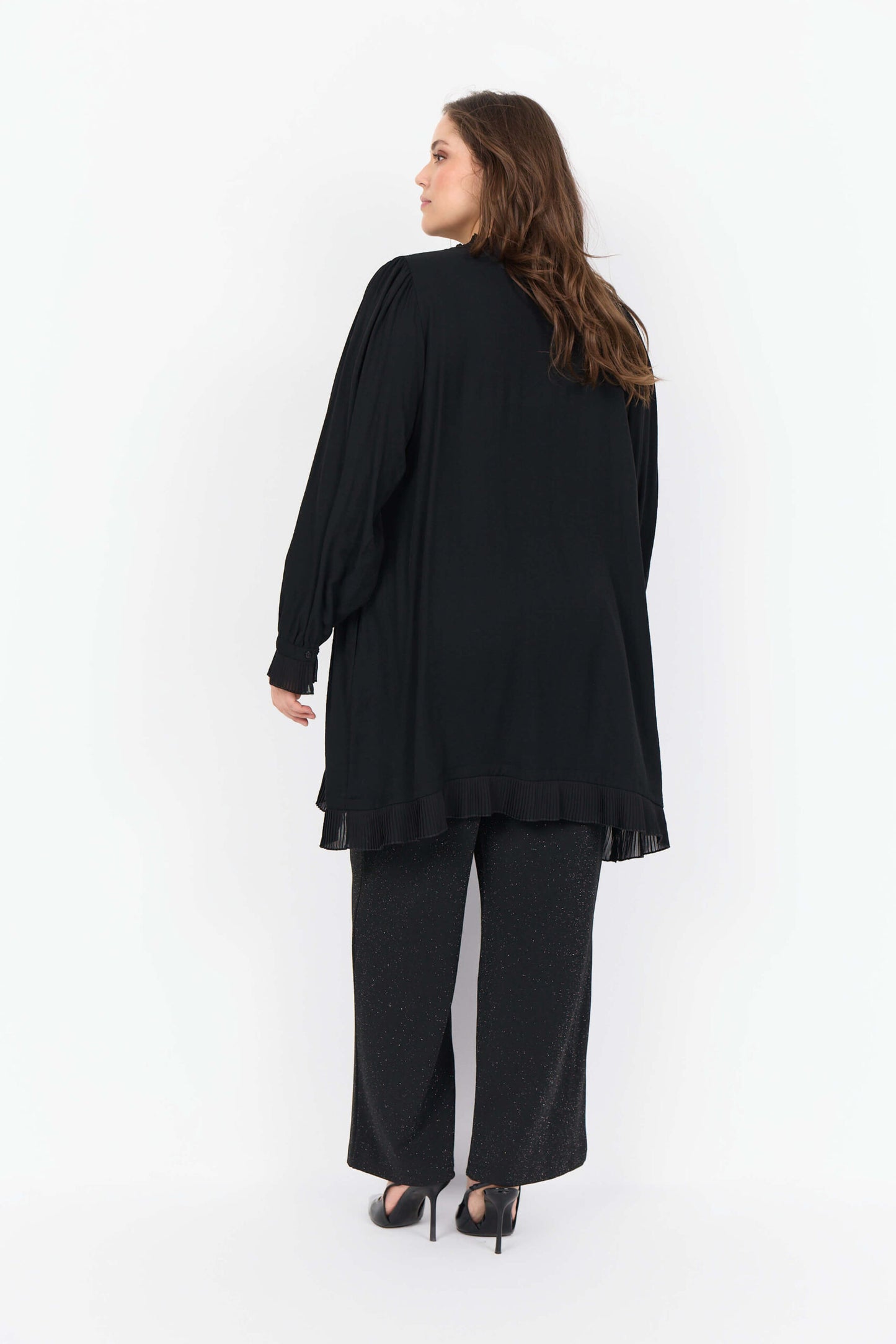 model fra siden med sort tunika med flæsedetaljer Wasabi WA-SAFIA 3 Tunika Black