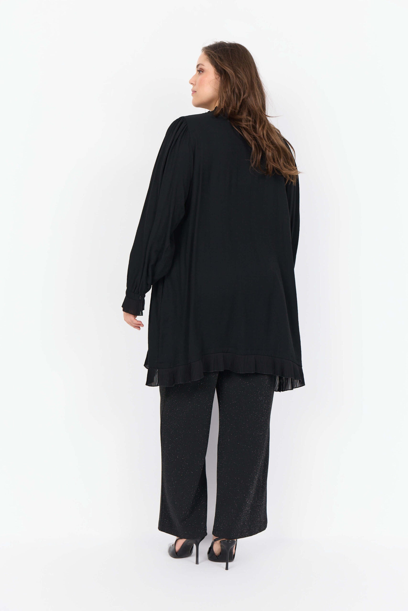 model fra siden med sort tunika med flæsedetaljer Wasabi WA-SAFIA 3 Tunika Black