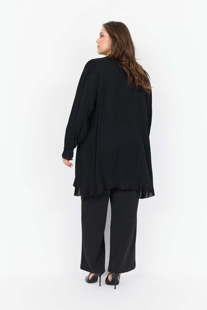model fra siden med sort tunika med flæsedetaljer Wasabi WA-SAFIA 3 Tunika Black