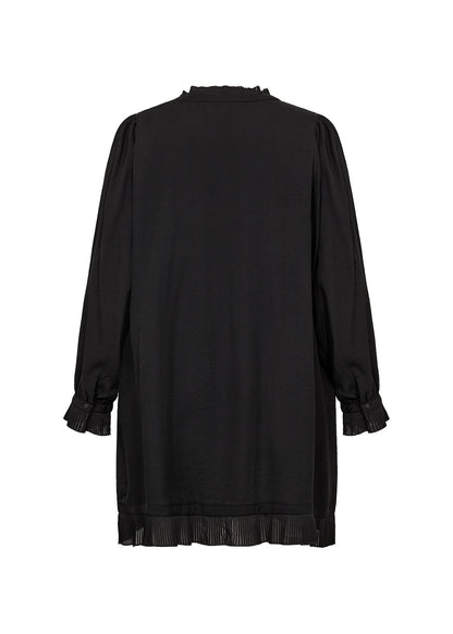 ryggen af sort tunika med flæsedetaljer Wasabi WA-SAFIA 3 Tunika Black