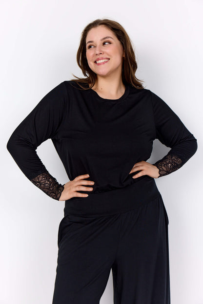 model med langærmet sort bluse med blonder på ærmerne. Wasabi WA-STELLA 24 Bluse Black