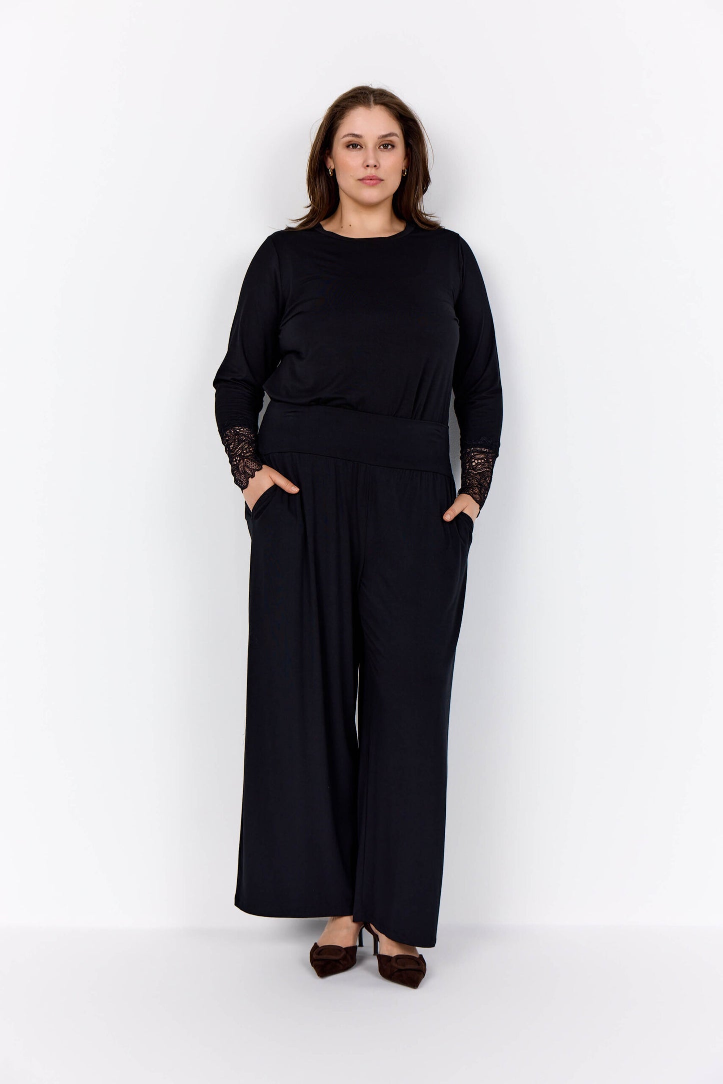 model med sorte bukser og langærmet sort bluse med blonder på ærmerne. Wasabi WA-STELLA 24 Bluse Black